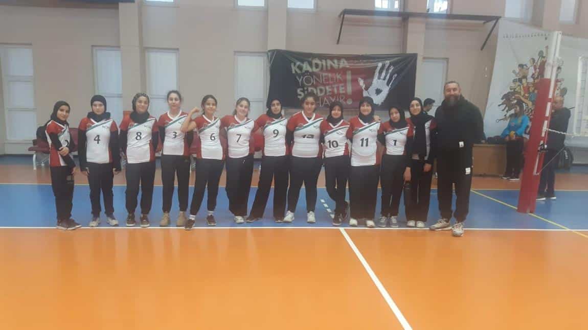 VOLEYBOL TURNUVALARINA KATILDIK